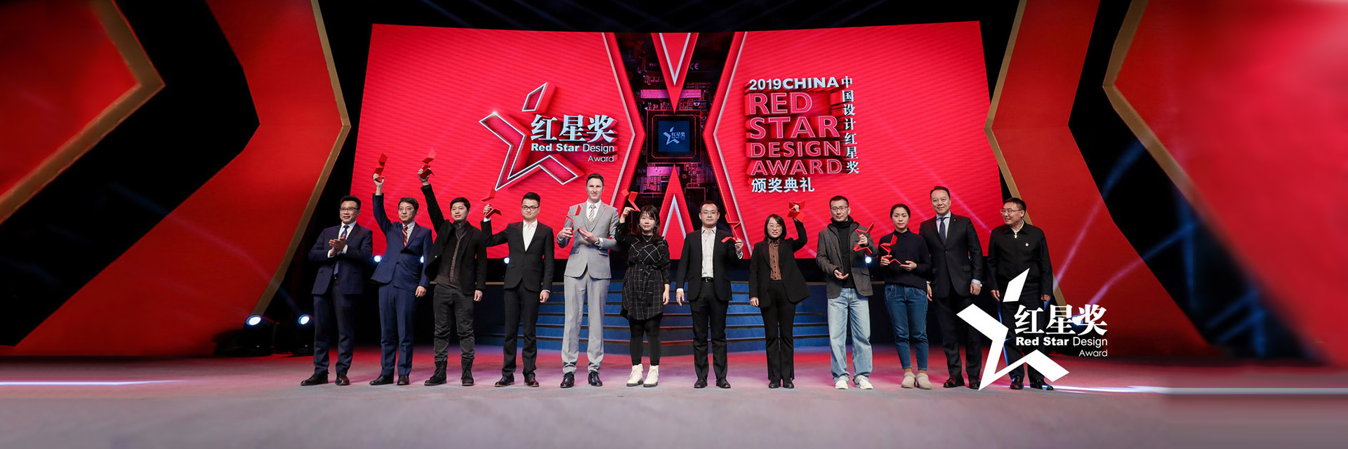 The latest XGC11000 crawler crane won the Gold Award for Red Star Award