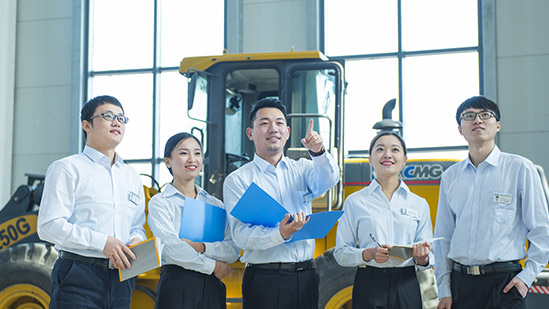 XCMG industrial design center specifically includes design research、prospective design、ergonomics、styling design、structural design、visual design、cab safety design、aerodynamic analysis、CAID collaborative design、process realization and industrialization, as well as market services.